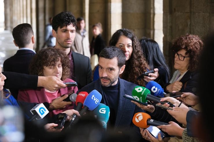 O ministro de Consumo, Pablo Bustinduy, e a alcaldesa de Santiago, Goretti Sanmartín, en atención aos medios, a 25 de abril de 2025.. CÉSAR ARXINA (EUROPA PRESS) 