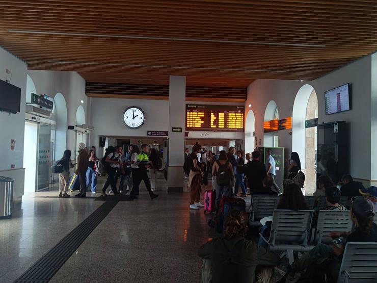 Estación de tren de Santiago paralizada polo corte na subministración eléctrica / E.P.