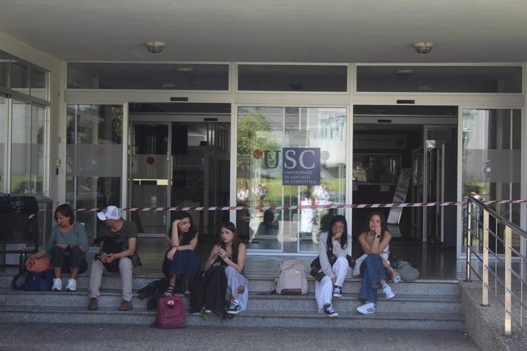 Estudantes diante da Facultade de Ciencias Políticas e Sociais, pechada na tarde de onte debido ao apagón / Xornal de Compostela