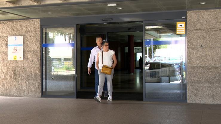 Pacientes e acompañantes ás portas do Hospital Clínico de Santiago tras o apagamento eléctrico do 28 de abril de 2024. / Europa Press
