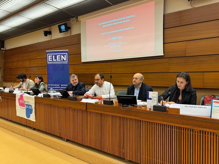 O presidente da Mesa pola Normalización Lingüística, Marcos Maceira, e o presidente da Asociación de Escritores en Lingua Galega (AELG), Cesáreo Sánchez, presentan este martes o informe da situación do galego na sede da ONU en Xenebra. A MESA POLA NORMALIZACIÓN LINGÜÍSTICA / Europa Press