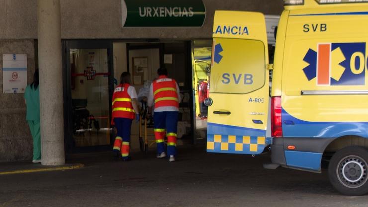 Sanitarios trasladan unha padiola dunha ambulancia ao servizo de urxencias do Hospital Clínico de Santiago de Compostela