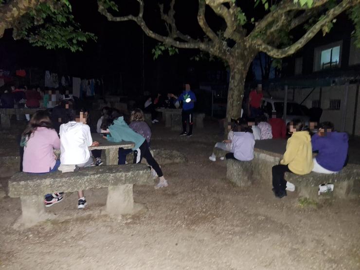 A rapazada do CEIP Ramón de la Sagra entre focos e lanternas no apagamento durante as vacacións de fin de curso / remitida