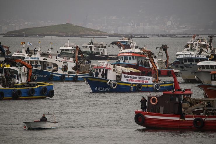 Varios barcos durante unha nova manifestación contra Altri, a 22 de marzo de 2025, en Pobra do Caramiñal / Elena Fernández - Arquivo