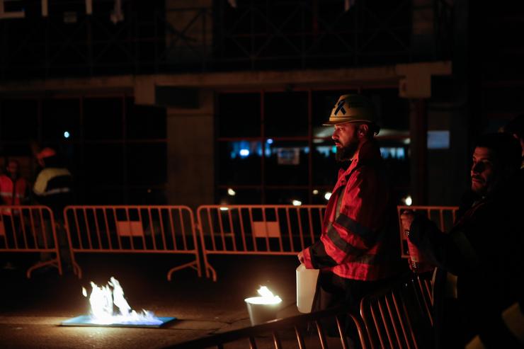 Varias persoas durante a concentración dos traballadores de Alcoa pola defensa do futuro da mariña, na Praza de Concello de XOVE de Lugo, a 11 de xaneiro de 2025 / Carlos Castro - Arquivo