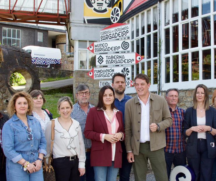 O secretario xeral do PSdeG, José Ramón Gómez Besteiro, ante a fábrica de Sargadelos en Cervo (Lugo).. PSDEG-PSOE / Europa Press