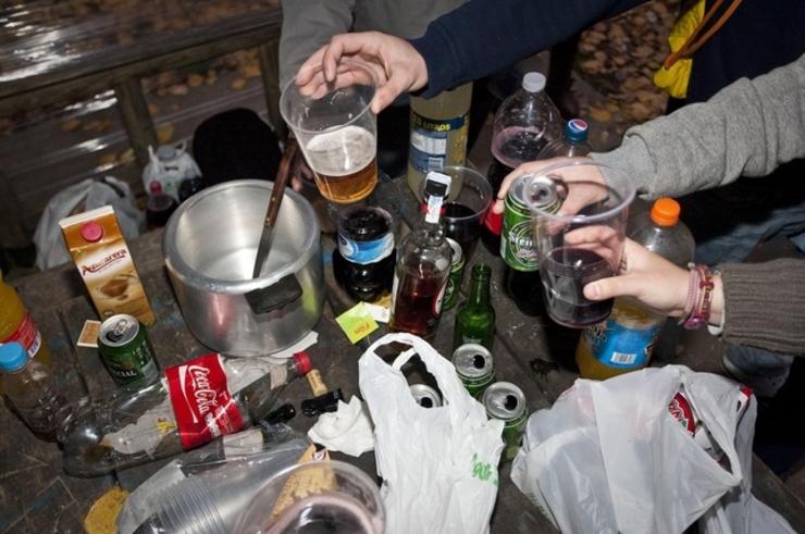 Menores consumindo alcol / Commons