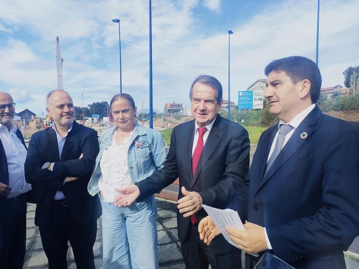 O alcalde de Vigo, Abel Caballero, co delegado do Goberno en Galicia, Pedro Branco, a tenente de alcalde, Carmela Silva, e o delegado de Zona Franca, David Regades, nunha visita a Navia, a 3 de abril de 2025. / Europa Press