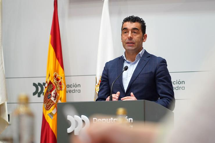O presidente da Deputación de Pontevedra, Luís López, en rolda de prensa. DEPUTACIÓN DE PONTEVEDRA