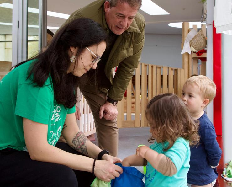 O secretario xeral do PSdeG, José Ramón Gómez Besteiro, visita unha escola infantil na Coruña. PSDEG / Europa Press