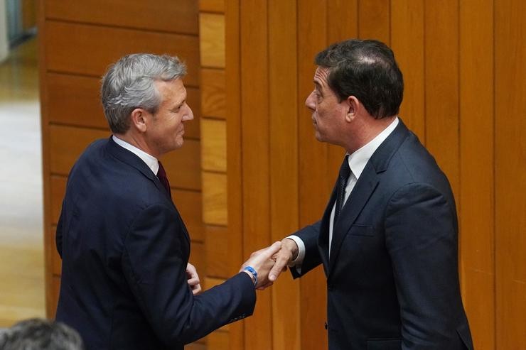 O presidente da Xunta, Alfonso Rueda (i), e o líder do PSdeG, José Ramón Gómez Besteiro (d), durante o pleno de investidura, no Parlamento galego, a 11 de abril de 2024, en Santiago de Compostela / Álvaro Ballesteros - Arquivo
