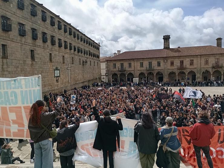 Centos de persoas claman en Santiago contra "o negocio da vivenda" e a especulación inmobiliaria / Europa Press
