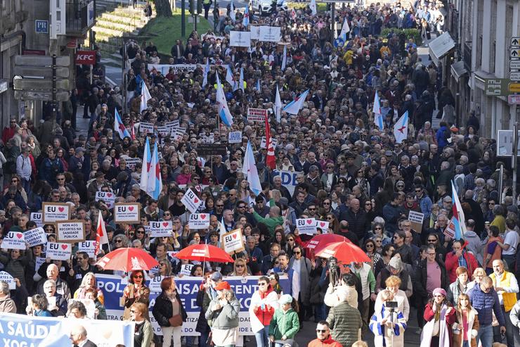 Milleiros de persoas durante unha manifestación en defensa da sanidade pública, no parque da Alameda, a 4 de febreiro de 2024, en Santiago de Compostela / Álvaro Ballesteros - Arquivo