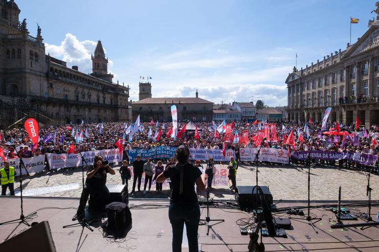 Miles de persoas maniféstanse en Santiago pola sanidade pública / ARXINA
