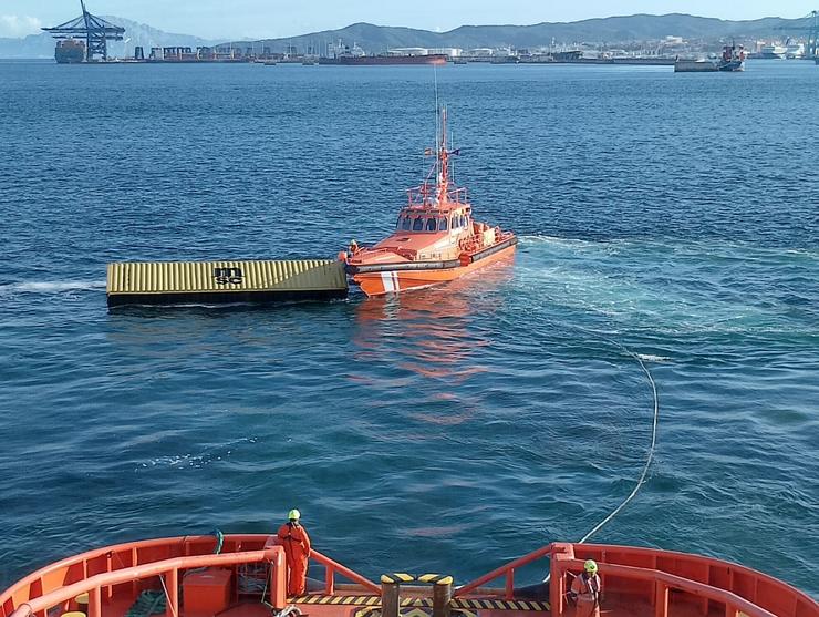 Achan na costa de Cádiz neveiras e un colector do buque que se refuxiou en Vigo tras un corremento de carga / SALVAMENTO MARÍTIMO