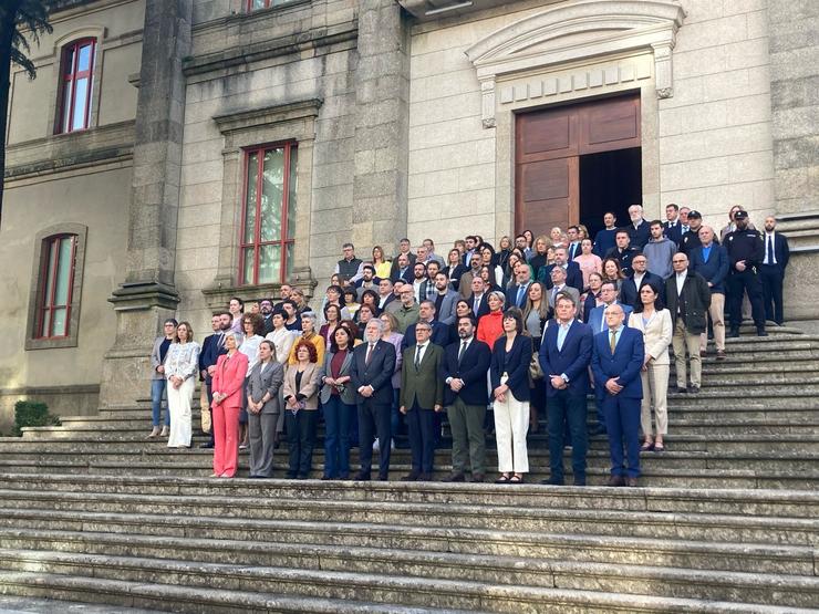 Minuto de silencio na entrada do Pazo do Hórreo. / Europa Press