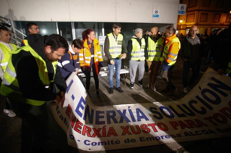 Decenas de persoas durante unha protesta de traballadores de Alcoa, a 30 de outubro de 2024, en San Cibrao, Lugo / Carlos Castro - Arquivo / Europa Press