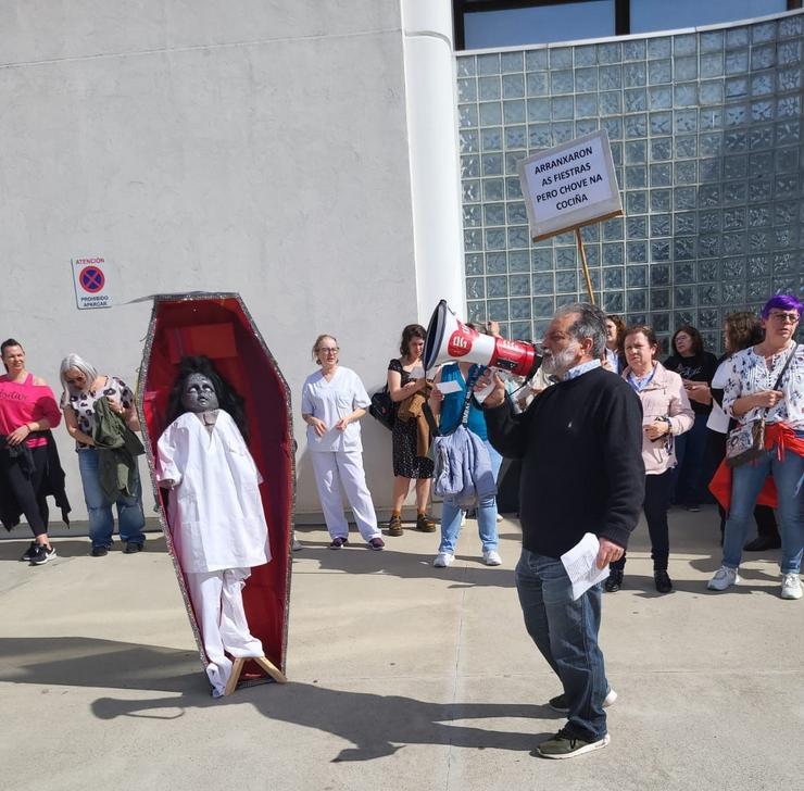 Protesta de traballadores do servizo de cociña dos hospitais de Vigo, no acceso do hospital Meixoeiro, a 8 de abril de 2025.. CIG / Europa Press