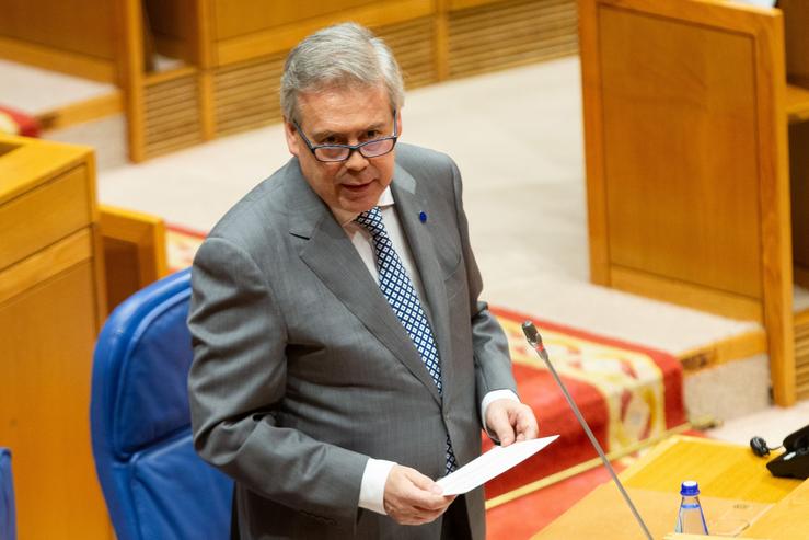 O conselleiro de Sanidade, Antonio Gómez Caamaño, responde a unha pregunta oral no Parlamento de Galicia / XUNTA