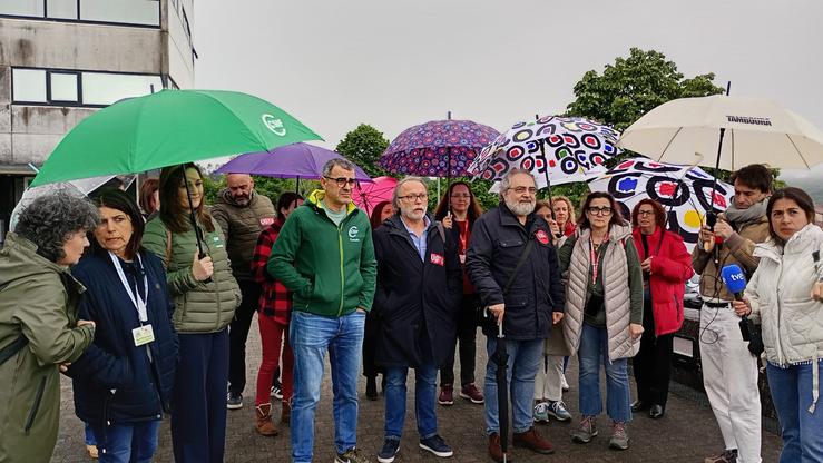 Representantes sindicais ás portas da Consellería de Sanidade, en Santiago de Compostela 