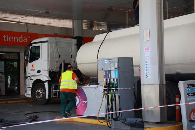 Un camión cisterna enche o combustible dos depósitos de gasolina dunha gasolineira 