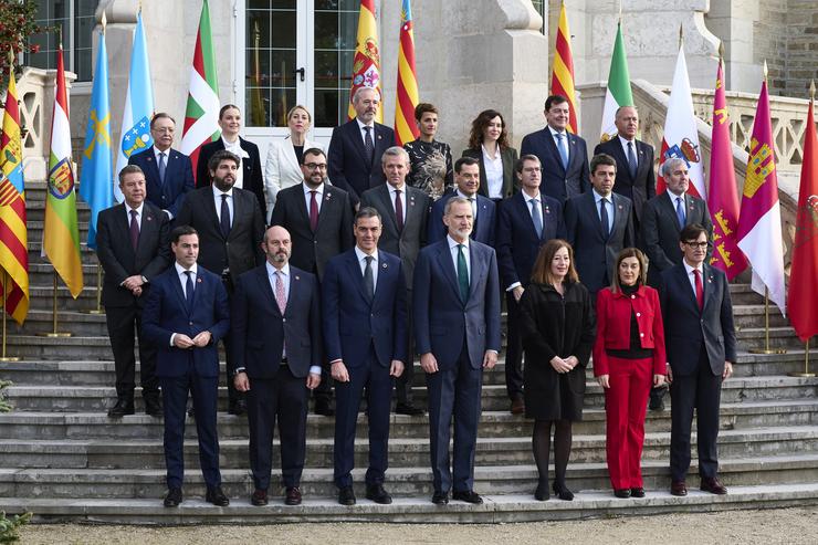 Foto de familia da XXVII Conferencia de Presidentes, no Palacio da Magdalena, a 13 de decembro de 2024, en Santander 