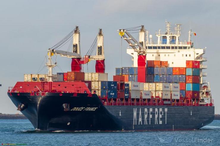 O barco mercante ou buque portacontedores Douce France / vesselfinder.com