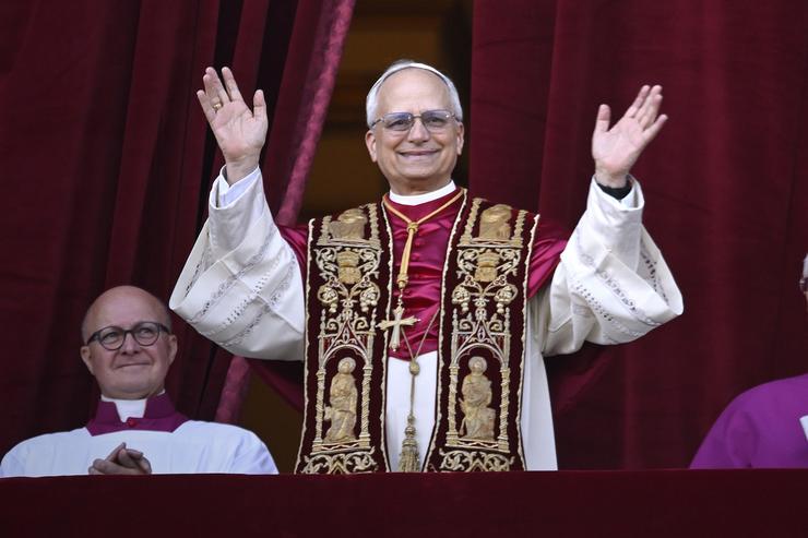 O cardeal Robert Prevost, Papa León XIV, o Papa número 267 da historia, comparece ante os seus fieis lle, no balcón da Basílica de San Pedro, a 8 de maio de 2025, na Cidade do Vaticano (O Vaticano). O fume da cuarta fumata do Conclave para. Stefano Spaziani - Europa Press