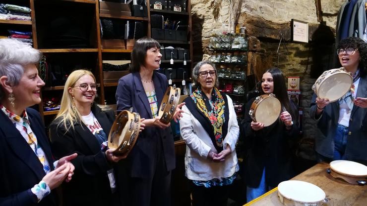 A portavoz nacional do BNG, Ana Pontón, e a deputada Mercedes Queixas participan nunha homenaxe ás cantareiras, homenaxeadas coas Letras Galegas 2025. En Santiago.. BNG 