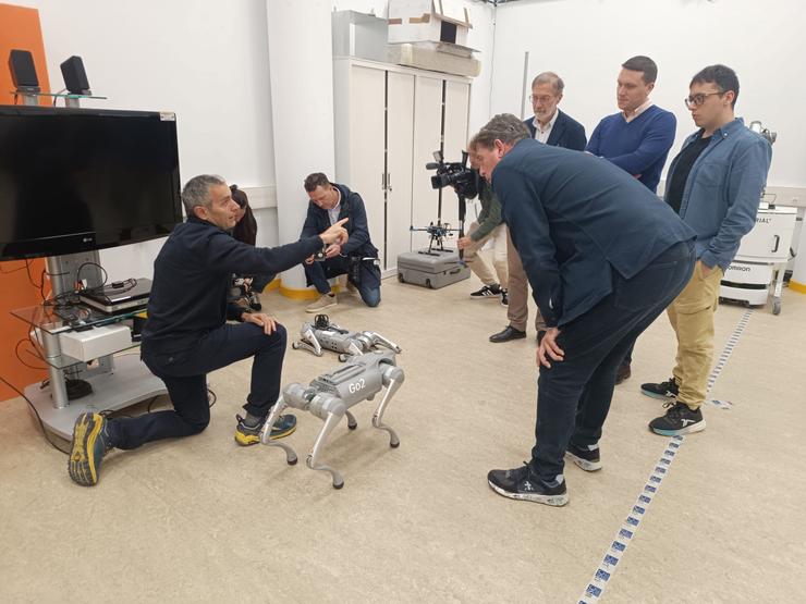 O secretario xeral do PSdeG, José Ramón Gómez Besteiro, na súa visita ao Centro Singular de Invesigación en Tecnoloxías Intelixentes (Citius) de Santiago. PSDEG