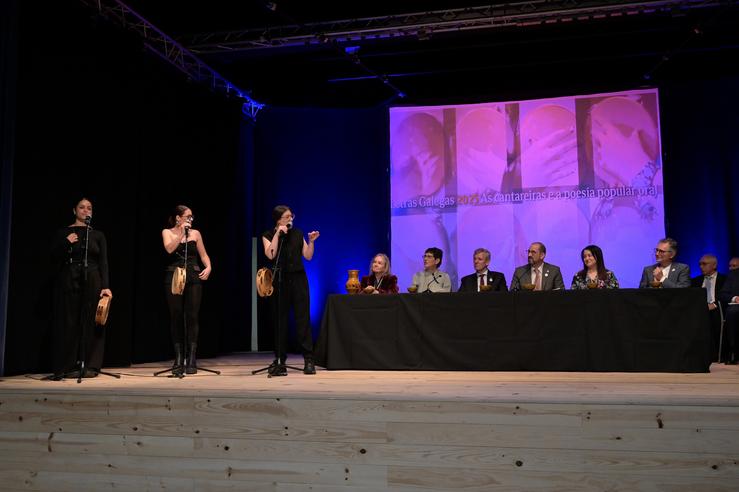 O grupo Tanxugueiras actúa durante o pleno extraordinario da Real Academia Galega, no Centro Cívico Cultural de Malpica de Bergantiños, a 17 de maio de 2025, en Malpica de Bergantiños, A Coruña, Galicia (España). Este pleno extraordinario se celeb. M. Dylan - Europa Press 
