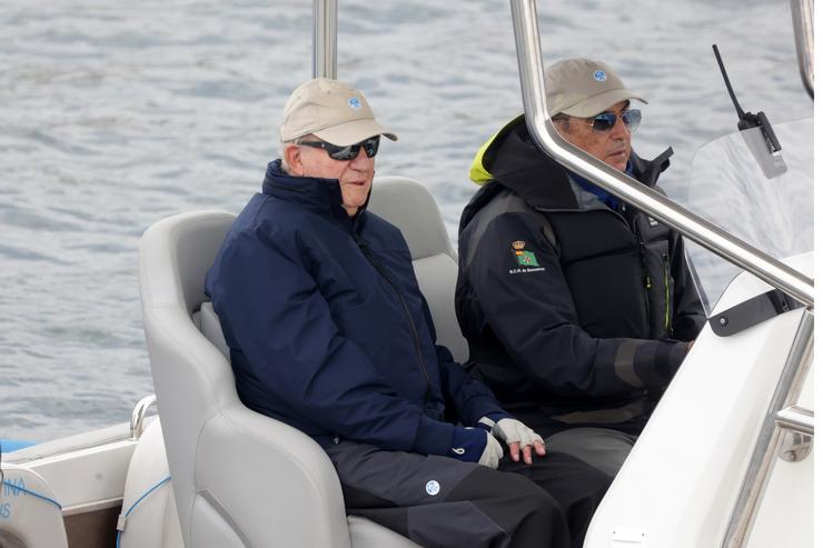 O Rei Juan Carlos e Pedro Campos embarcando, a 18 de maio de 2025, en Sanxenxo 