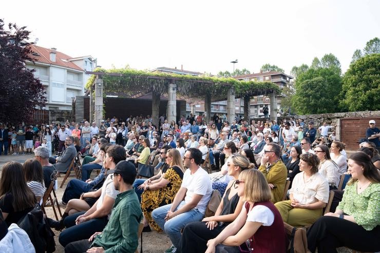 Público asistente á inauguración do XV Festival Internacional de Xardíns de Allariz. Foto: Comunicación do Concello de Allariz.