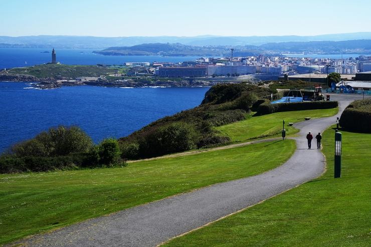 Vistas desde Monte San Pedro, na Coruña, coa Torre de Hércules, ao lonxe / Álvaro Ballesteros 