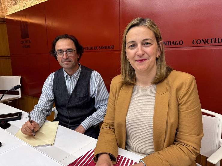 O concelleiro de Sustentabilidade e Servizos Básicos do Concello de Santiago, Xesús Domínguez, e a portavoz municial, Míriam Louzao, en rolda de prensa, a 19 de maio de 2025.. CONCELLO / Europa Press