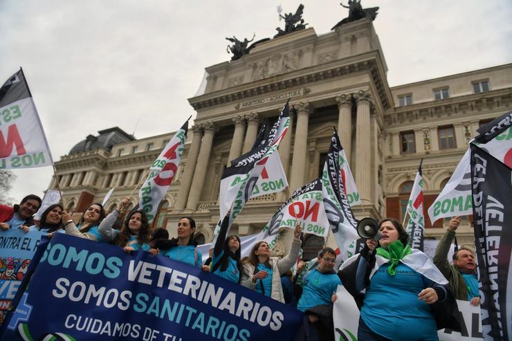 Varias persoas con carteis durante unha concentración de veterinarios pola polémica da lei de medicamentos, fronte ao Ministerio de Agricultura, a 5 de marzo de 2025, en Madrid 