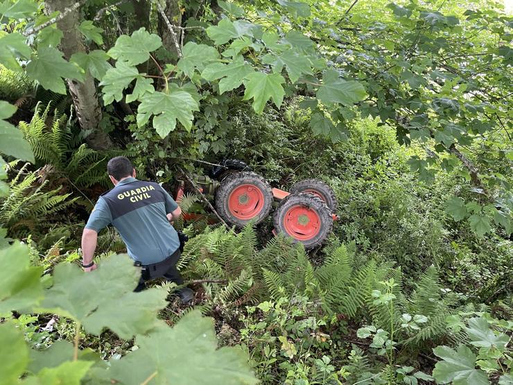 A Garda Civil auxilia ao condutor dun tractor que caeu por un desnivel en Becerreá / GARDA CIVIL LUGO