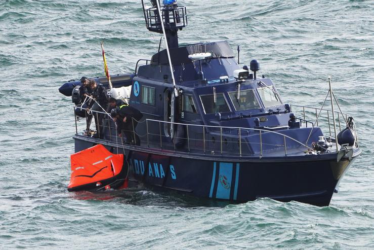 Arquivo - Unha lancha de aduanas recolle un barco afundido e un anaco de barco arrastrado ás rocas xunto ao faro,na ría de Muros, a 31 de outubro de 2023, na comarca de Muros, A Coruña, Galicia (España). Un barco de madeira da frota de baixura adsc. Álvaro Ballesteros - Europa Press - Arquivo