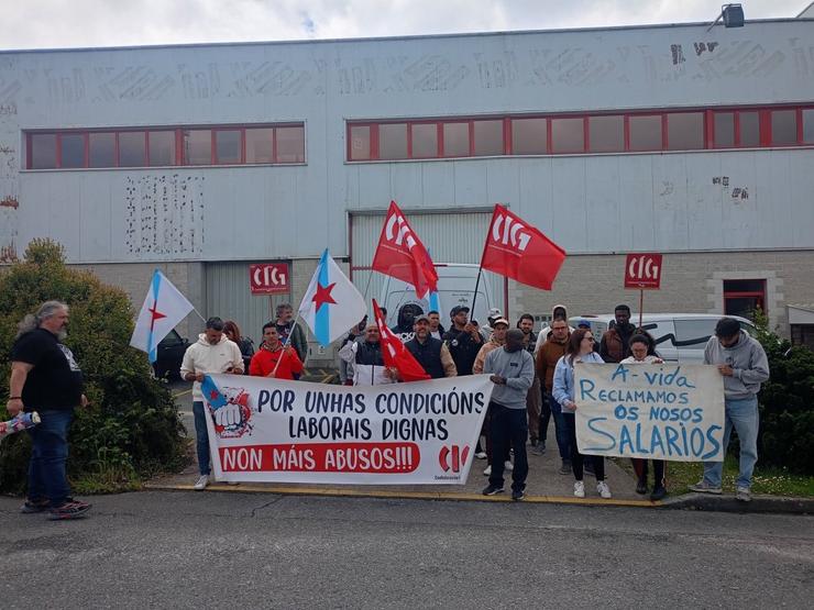 Concentración dos traballadores diante da empresa, a inicios de maio 