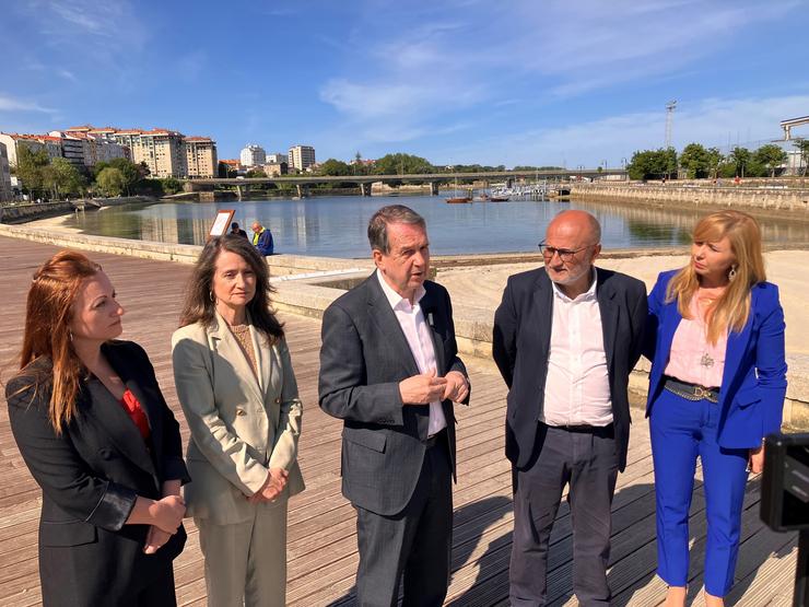 Visita do subdelegado do Goberno en Pontevedra, Abel Losada, e do alcalde de Vigo, Abel Caballero, acompañado de varias concelleiras, á obra de 