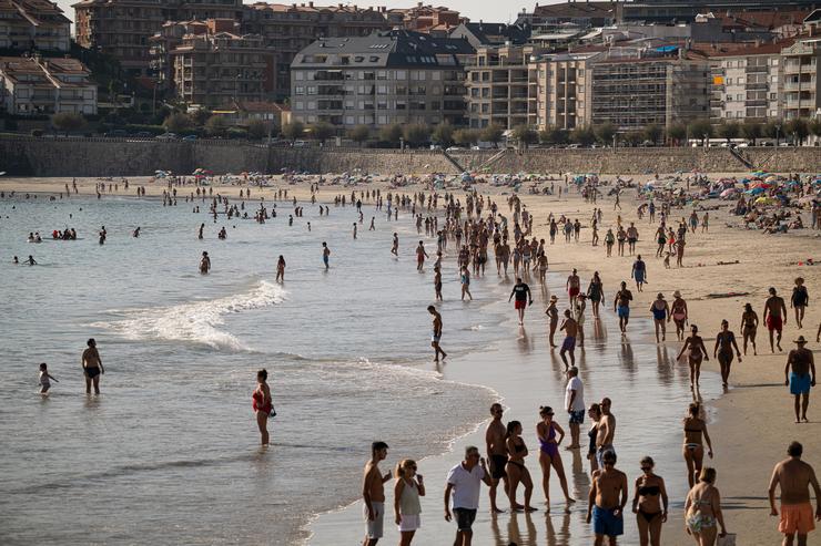 Arquivo - Bañistas na praia, a 8 de outubro de 2023, en Pontevedra, Galicia (España). Todas as provincias galegas superaron hoxe os 30 graos rexistrando a máxima temperatura no municipio lucense de Lourenzá cunha temperatura de 36,3 graos.. Elena Fernández - Europa Press - Arquivo 