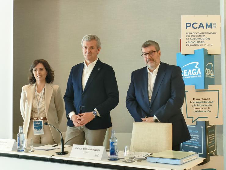 O presidente da Xunta, Alfonso Rueda (c), xunto á presidenta de CEAGA, Patricia Moreira (i), e o director de Stellantis Vigo, José Luís Alonso Mosquera (d), en clausúraa da Asemblea do Cluster de Empresas de Automoción de Galicia. / Europa Press