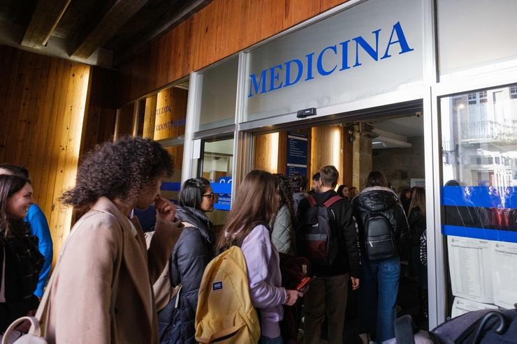 Un grupo de persoas entran na Facultade de Medicina da Universidade de Santiago de Compostela para realizar as probas de Formación Sanitaria Especializada convocada polo Ministerio de Sanidade, a 21 de xaneiro de 2023, en Santiago de Compo. César Arxina - Europa Press - Arquivo / Europa Press