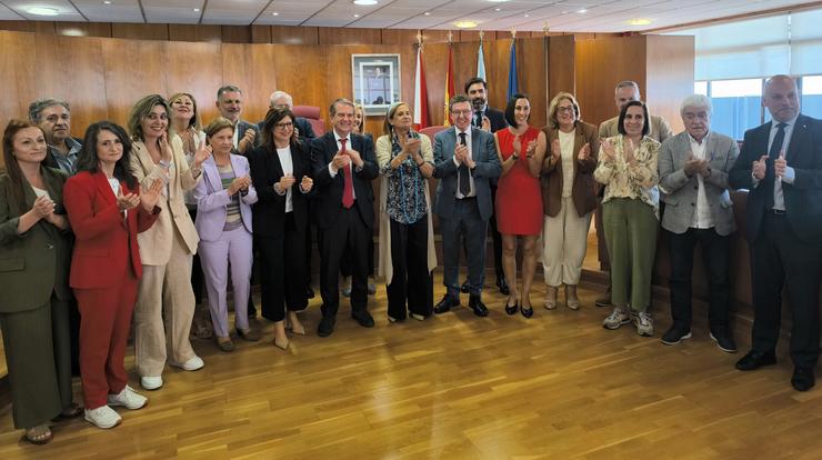 O goberno municipal de Vigo ao completo aplaude tras o pleno extraordinario no que se aprobou a novo PXOM da cidade, cos votos favorables do PSOE, a abstención do PP e o 