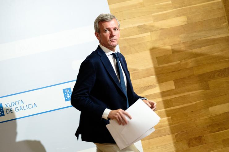 O presidente da Xunta, Alfonso Rueda, acode á rolda de prensa posterior á reunión do Consello.. XUNTA
