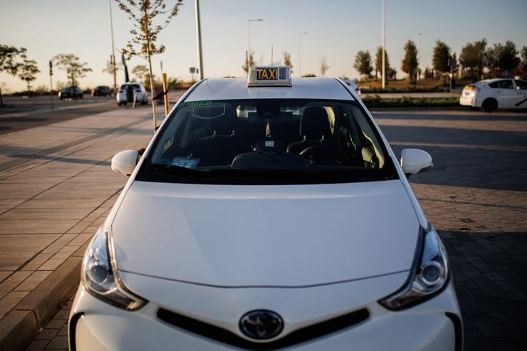 Un taxi aparcado mentres se produce un referendo da Federación Profesional do Taxi de Madrid (FPTM), a 13 de outubro de 2022, en Madrid 