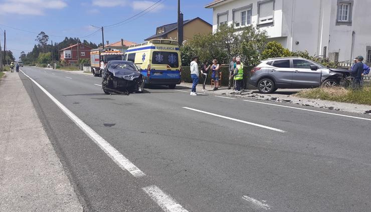 Accidente con dous vehículos implicados e tres persoas feridas en Vimianzo 