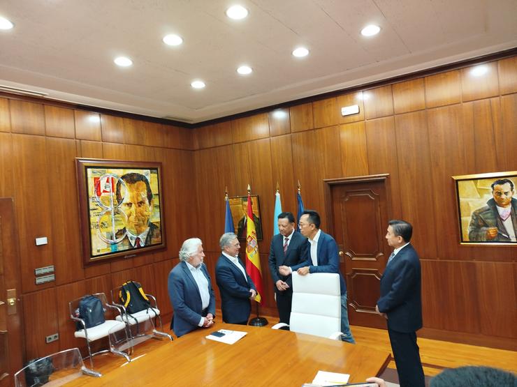 O presidente da Deputación de Ourense, Luís Menor, reúnese cunha delegación chinesa encabezada polo representante do goberno de Qinghai, Mr. Ban Guo 