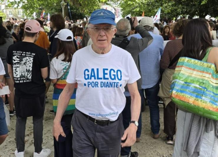 Enrique Sáez coa camiseta #GalegoporDiante na manifestación das Letras Galegas / Xornal da Coruña