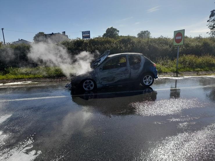 Imaxe dun coche tras arder e queidar completamente queimado / CONSORCIO DE BOMBEIROS DA CORUÑA / Europa Press